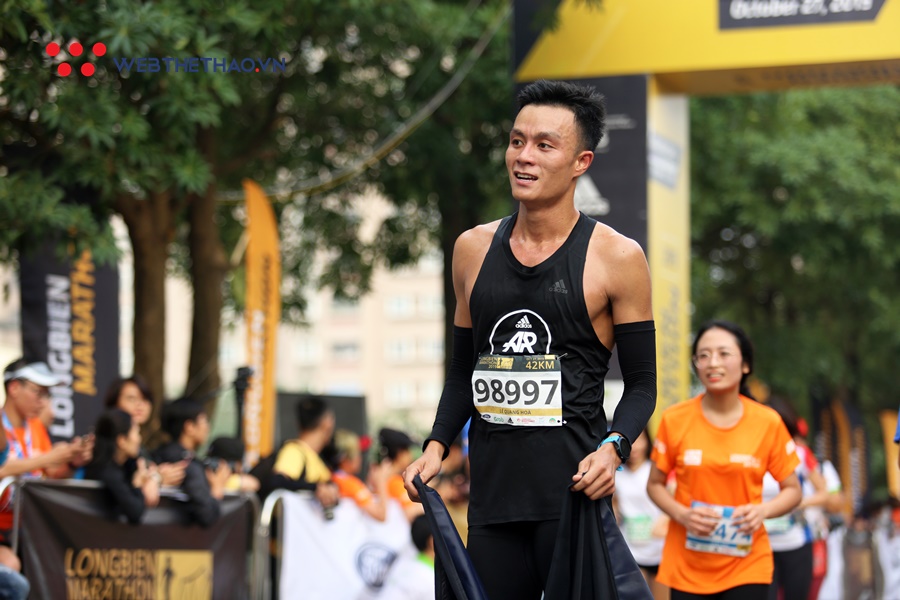 Đáng yêu khoảnh khắc “cựu vương” căng dây đích đón tân vô địch Longbien Marathon 2019 Đáng yêu khoảnh khắc “cựu vương” căng dây đích đón tân vô địch Longbien Marathon 2019
